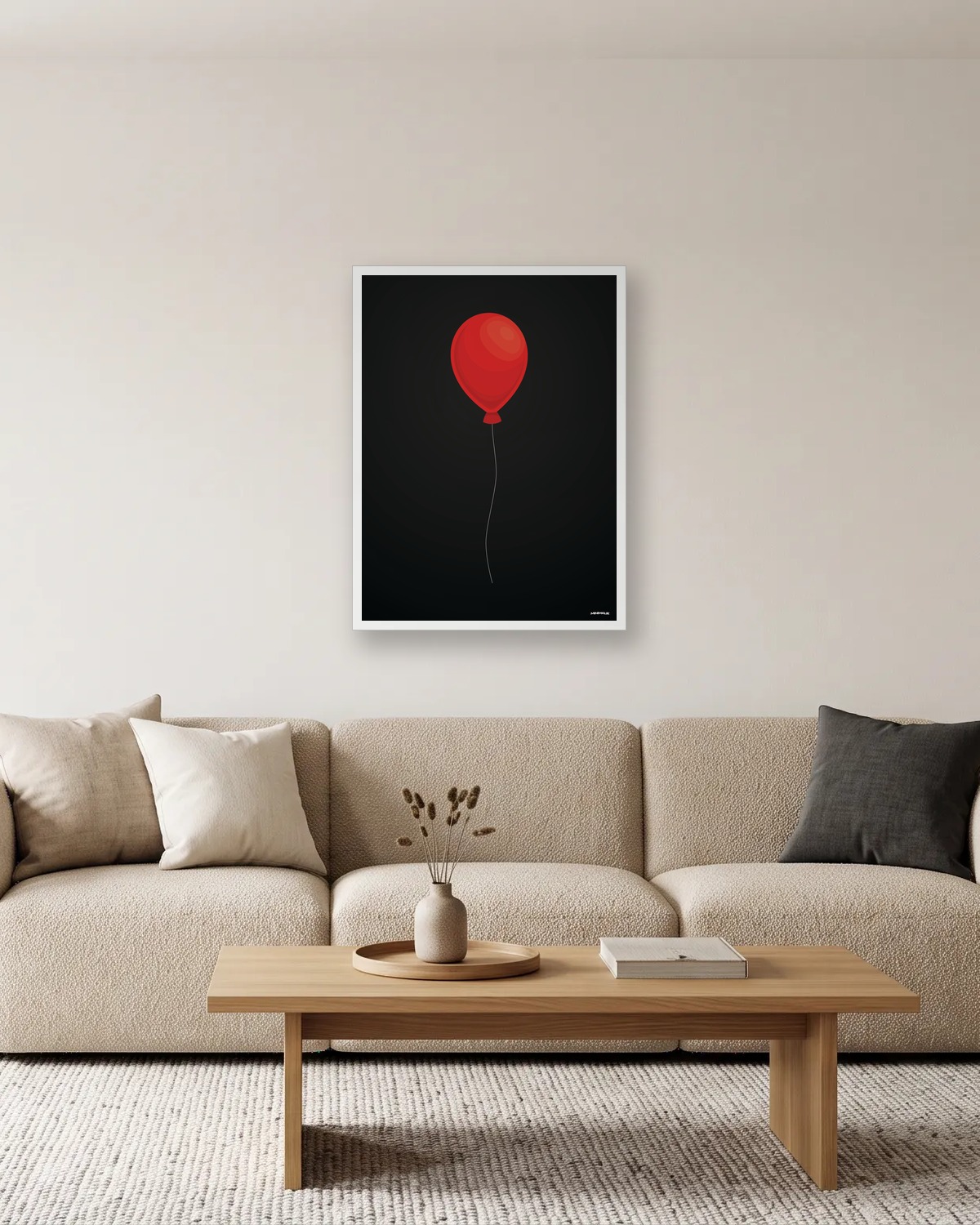 Film d'horreur culte en une image : affiche minimaliste rouge avec un ballon, encadrée dans un salon sombre pour Halloween