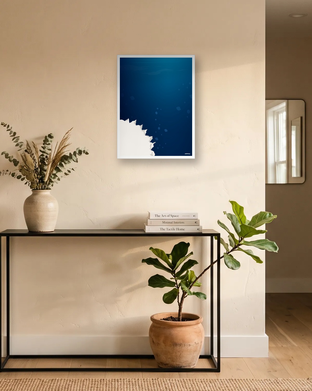 Impression fine art d'une affiche minimaliste bleu profond, encadrée en blanc au-dessus d'une console, dans la lumière rasante d'une fin d'après-midi