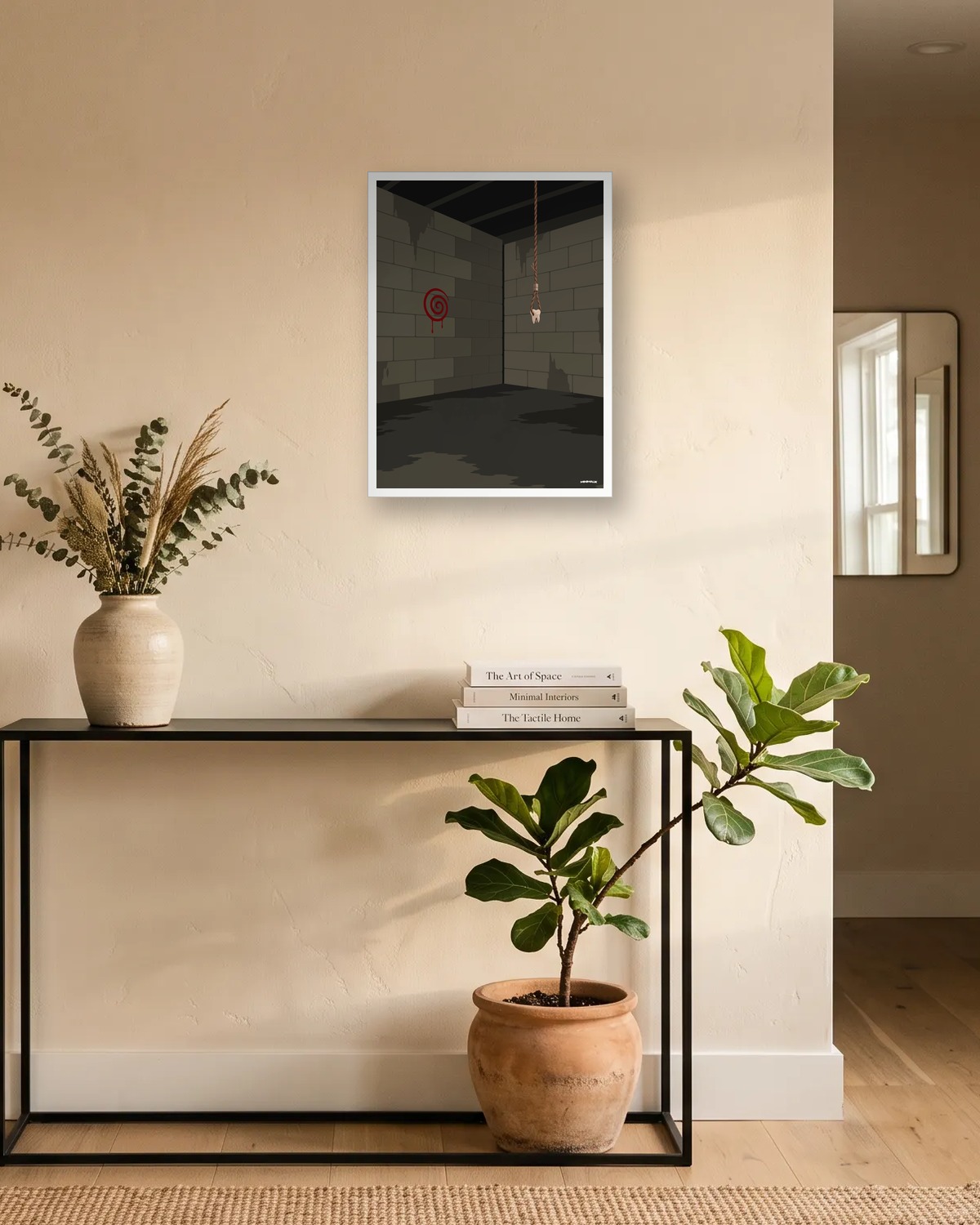 Affiche horreur minimaliste grise encadrée au-dessus d'une console : un sous-sol en parpaings, une spirale rouge et une corde