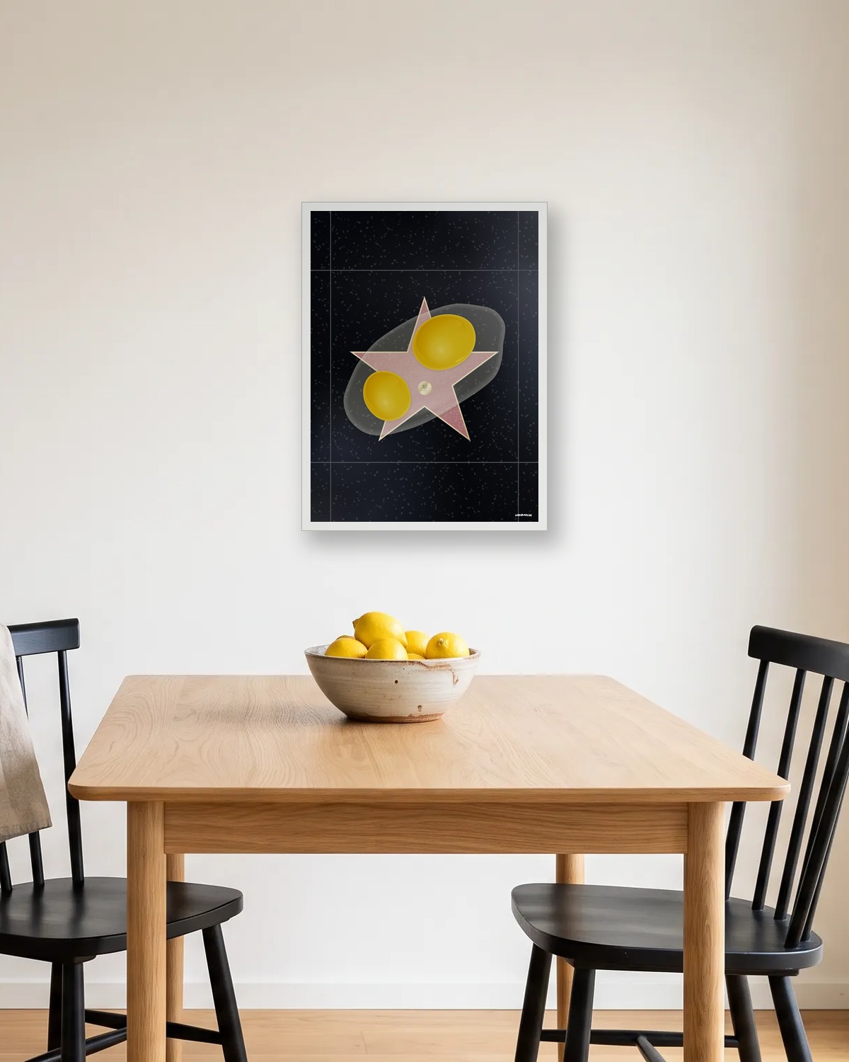 Affiche minimaliste pop noire et jaune avec deux jaunes d'œuf sur une étoile rose, encadrée au-dessus d'une table de cuisine