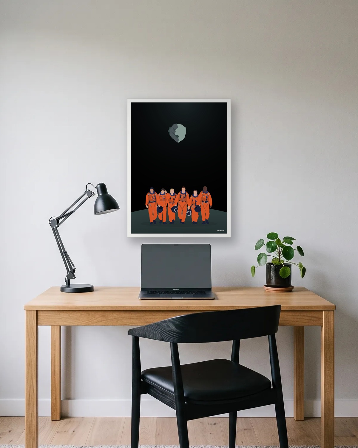 Affiche espace minimaliste noire et orange au-dessus d'un bureau de chambre d'ado garçon