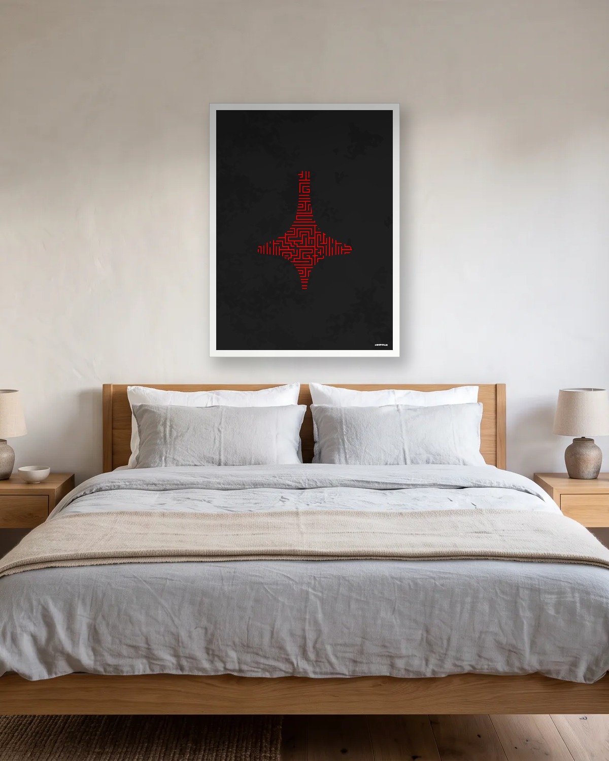 Affiche minimaliste noire au rendu mat, une forme rouge en labyrinthe au centre, encadrée en blanc au-dessus d'un lit en bois