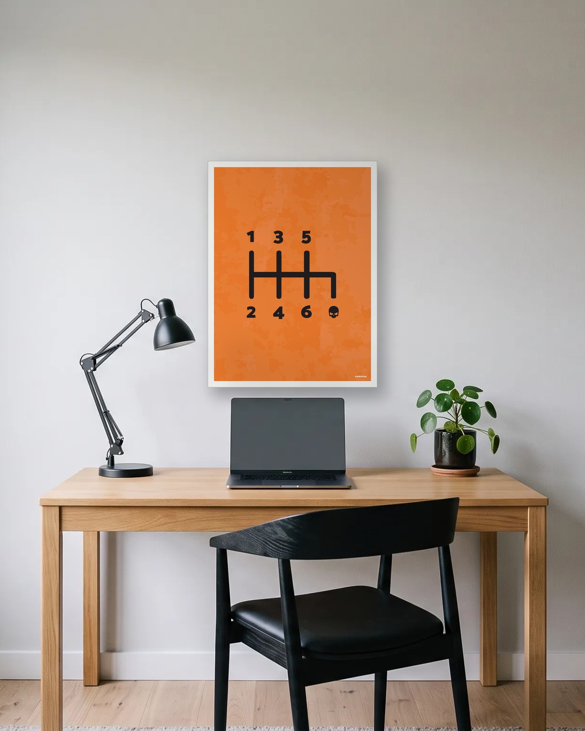 Affiche voiture minimaliste orange avec une grille de six vitesses au-dessus d'un bureau d'ado