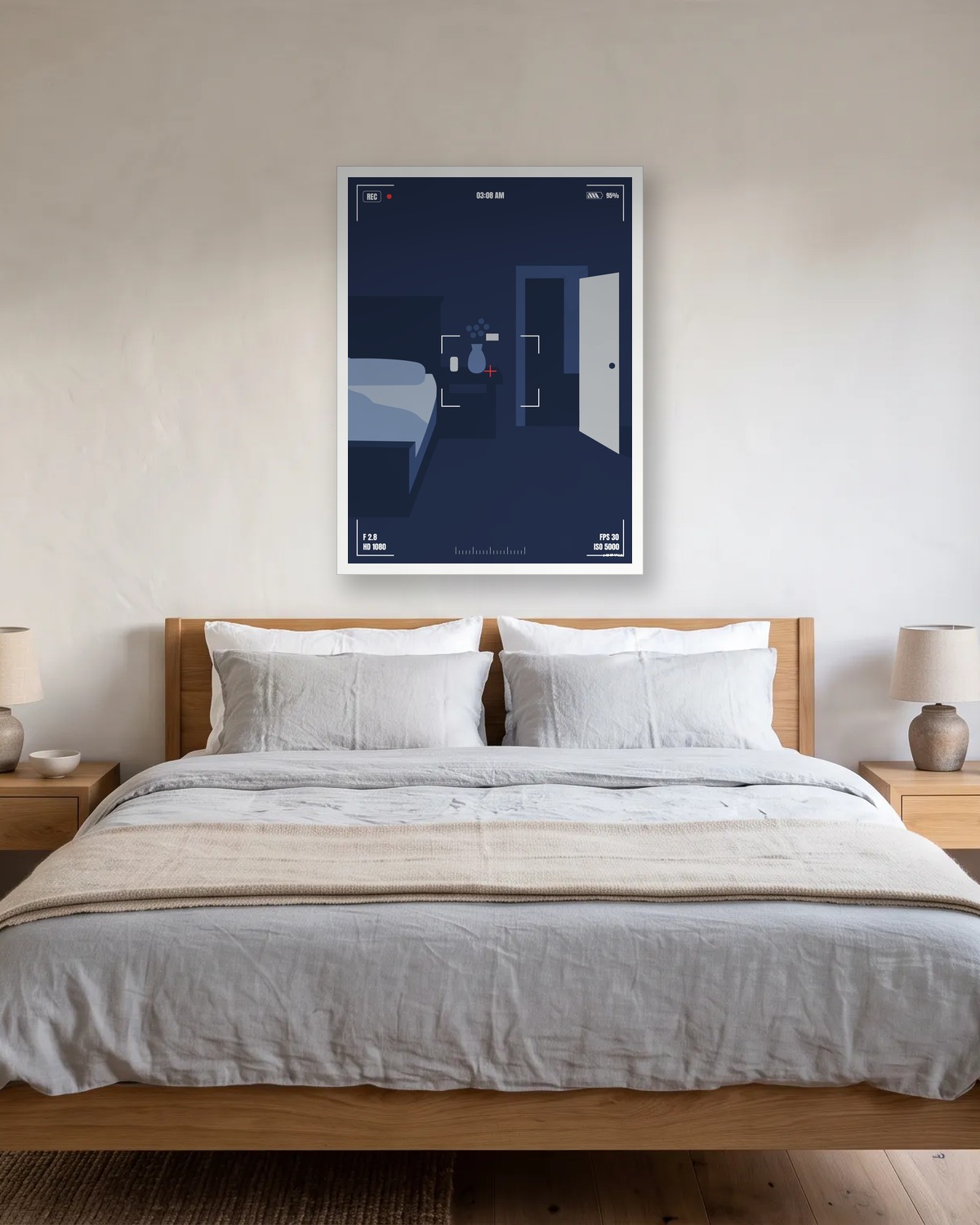 Affiche horreur minimaliste bleu nuit : une chambre vue à travers un viseur de caméra avec une porte ouverte, encadrée en blanc au-dessus d'un lit