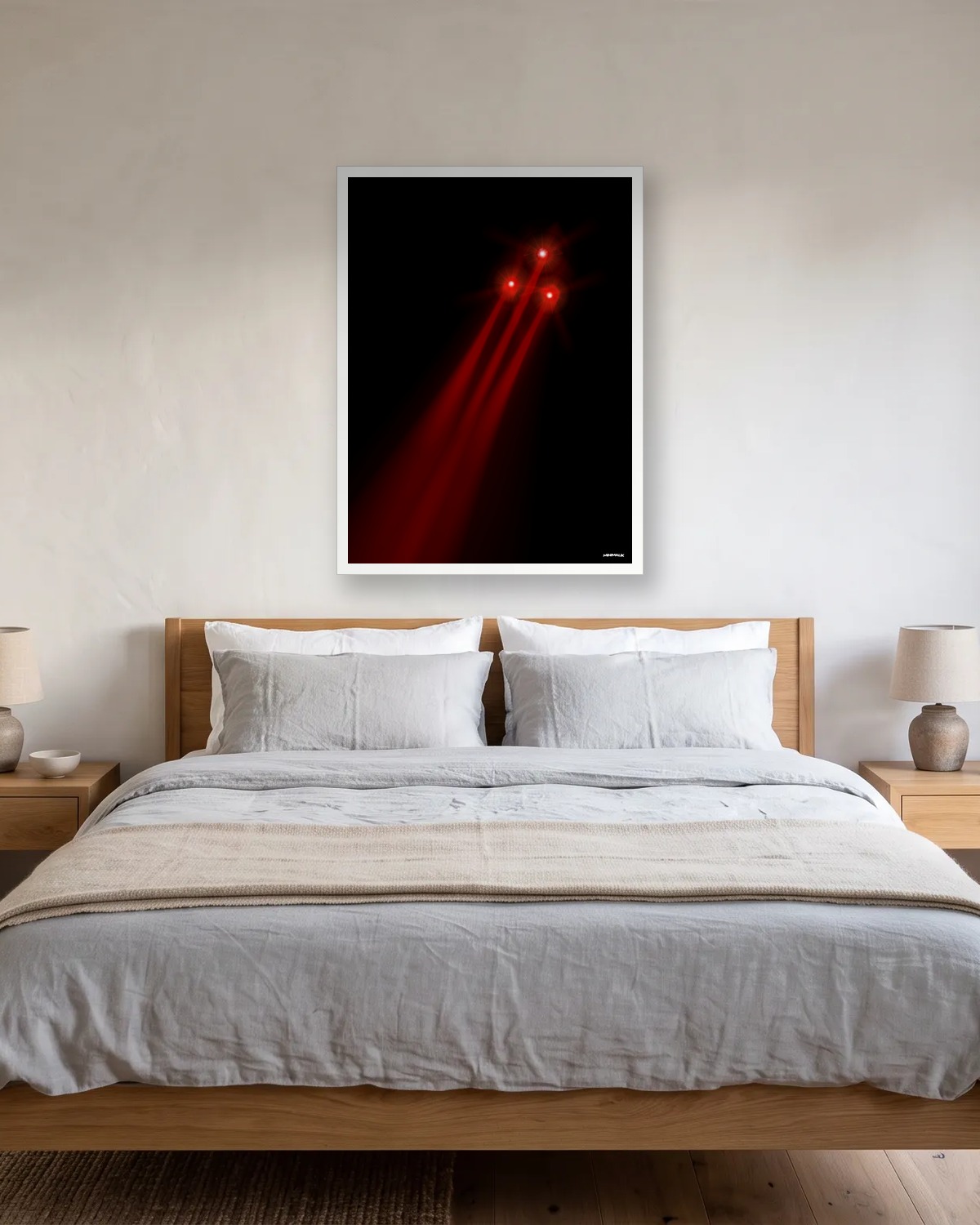 Affiche rouge et noire minimaliste au-dessus d'un lit en chêne : trois points laser rouges qui descendent dans le noir